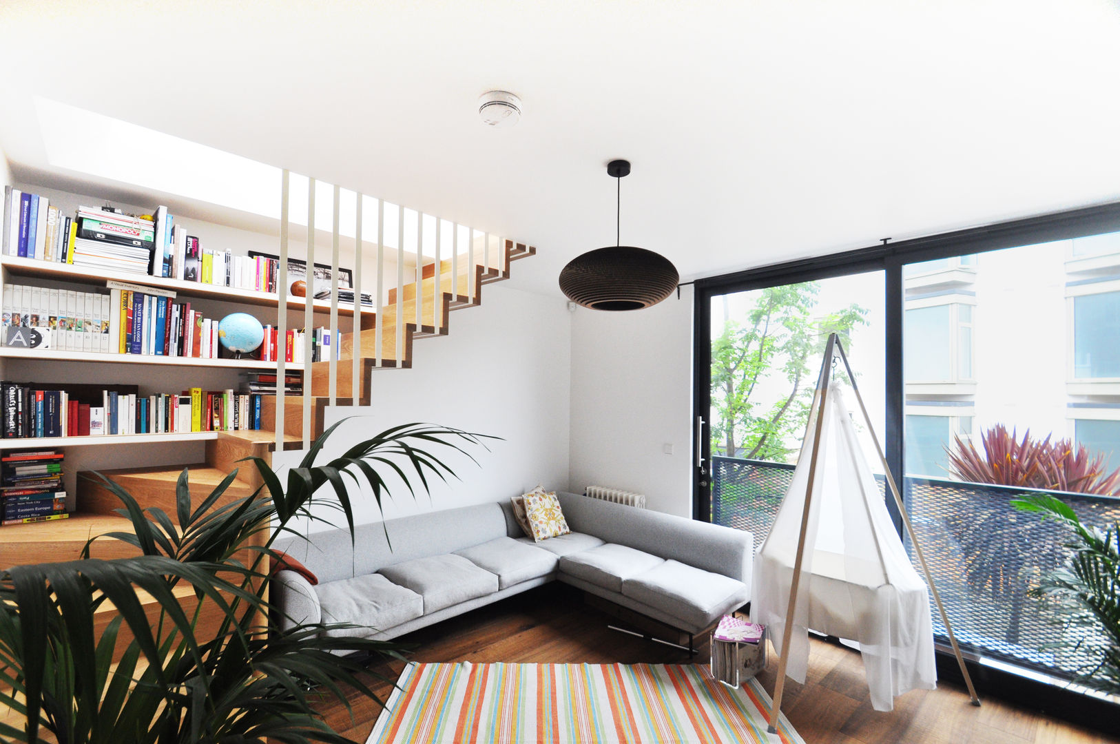 KINGSLAND ROAD E2 Architecture + Interiors モダンデザインの リビング