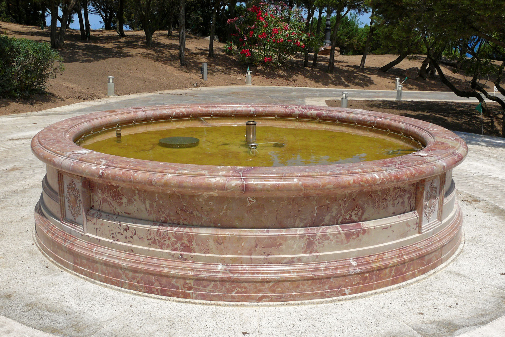 round fountain in sicilian Rose CusenzaMarmi Jardines de estilo mediterráneo Accesorios y decoración