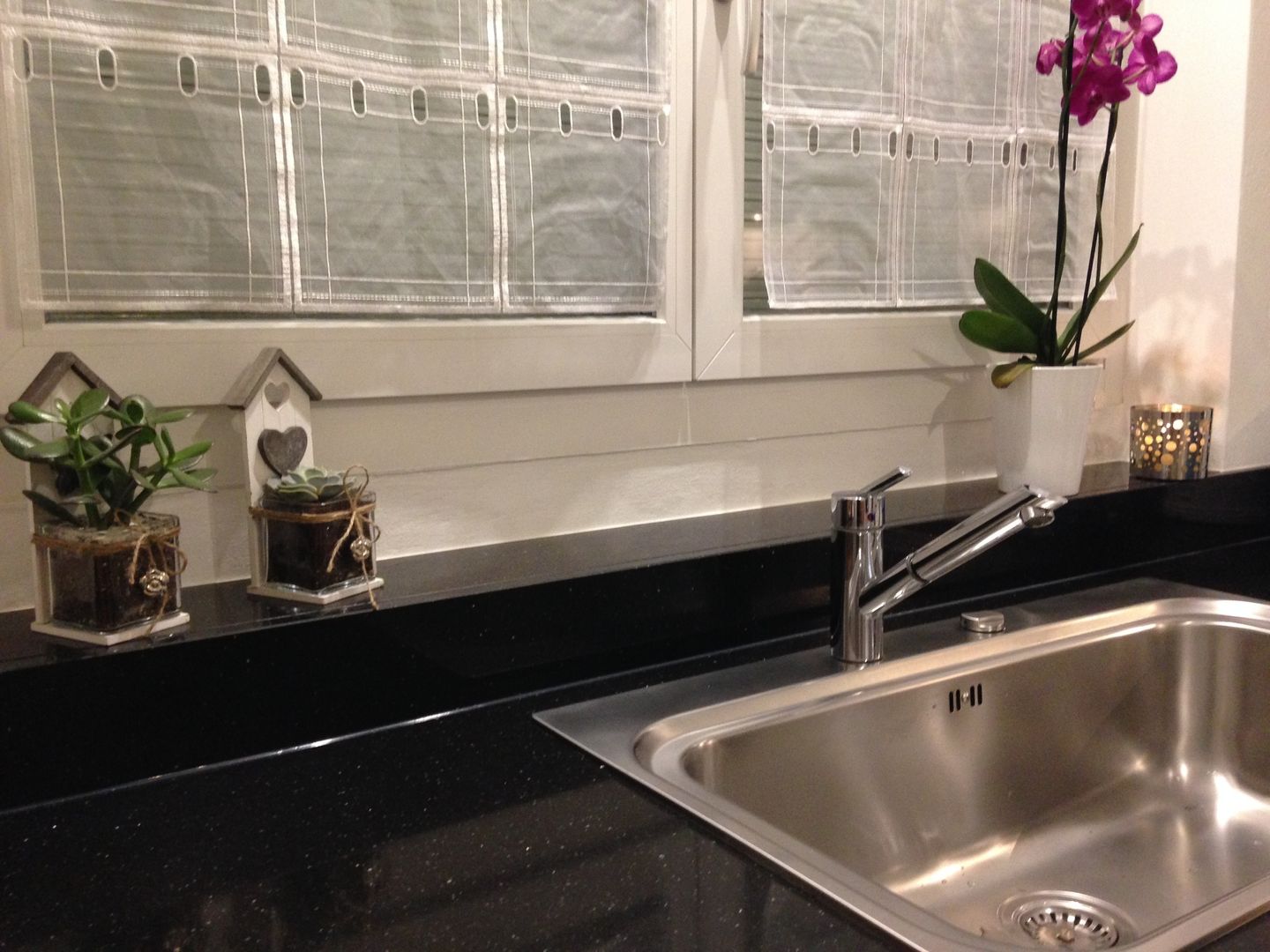 BLACK AND WHITE, MARA GAGLIARDI "INTERIOR DESIGNER" MARA GAGLIARDI 'INTERIOR DESIGNER' Dapur Modern Sinks & taps