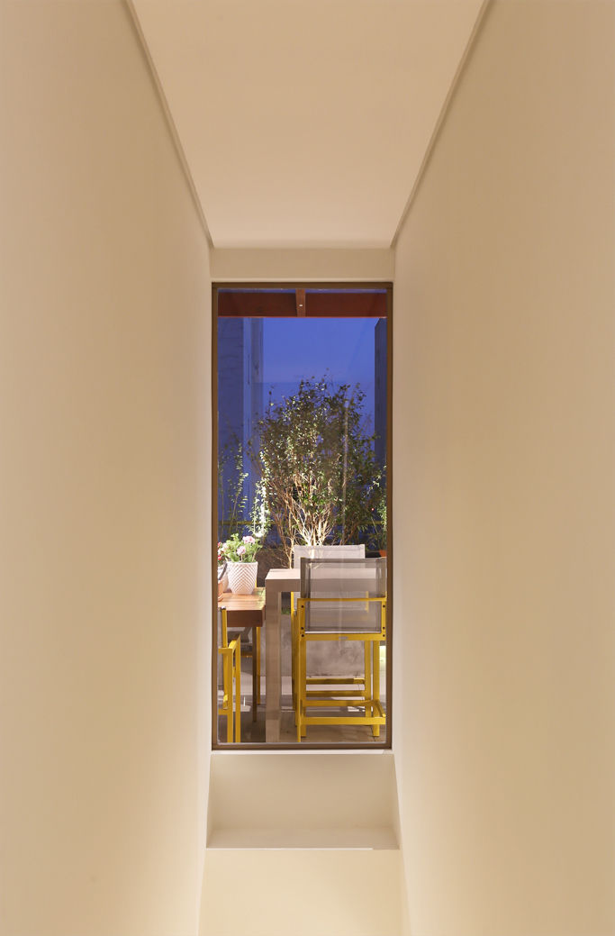 Cobertura - Pinheiros, MANDRIL ARQUITETURA E INTERIORES MANDRIL ARQUITETURA E INTERIORES Modern Corridor, Hallway and Staircase