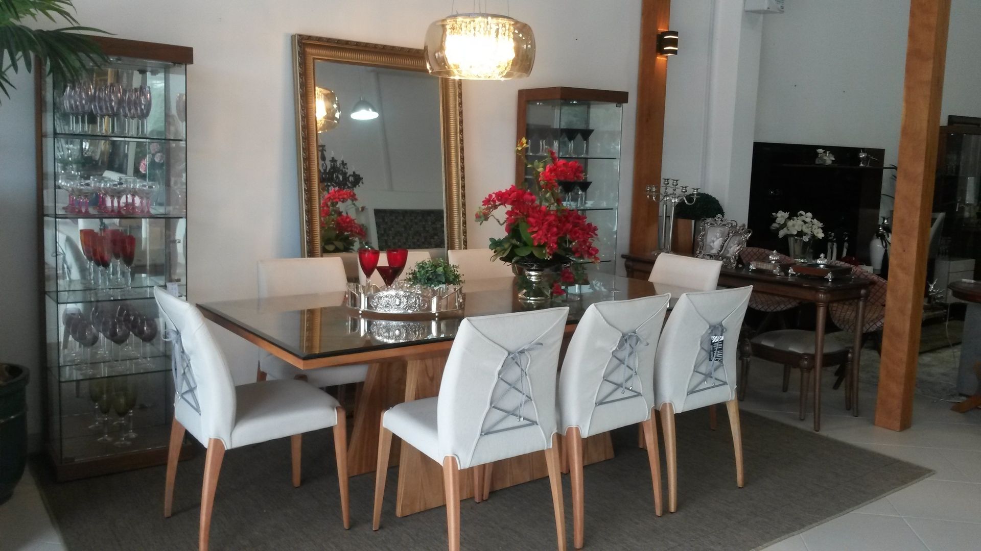 CADEIRAS COM DESIGN OUSADO, VIA HAUS VIA HAUS Modern dining room Tables