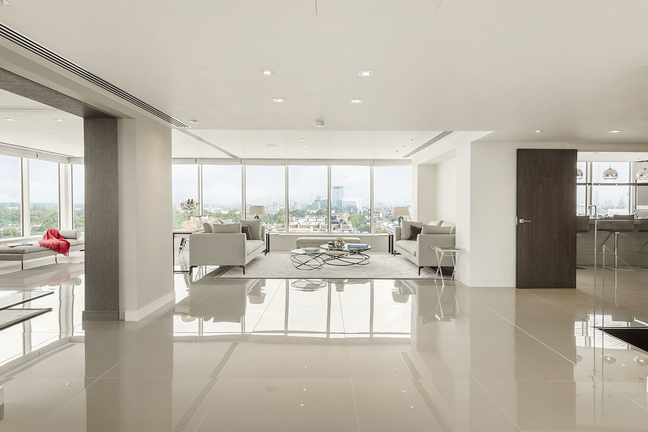 Luxury London penthouse with open plan design and polished porcelain tiled floors homify Paredes y pisos de estilo moderno
