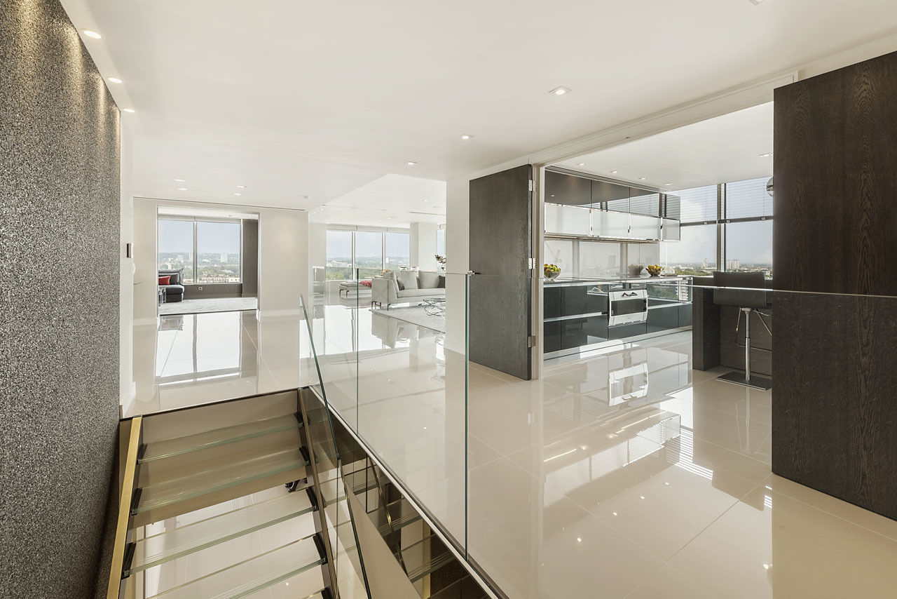 Modern open plan kitchen and design glass staircase homify Modern corridor, hallway & stairs