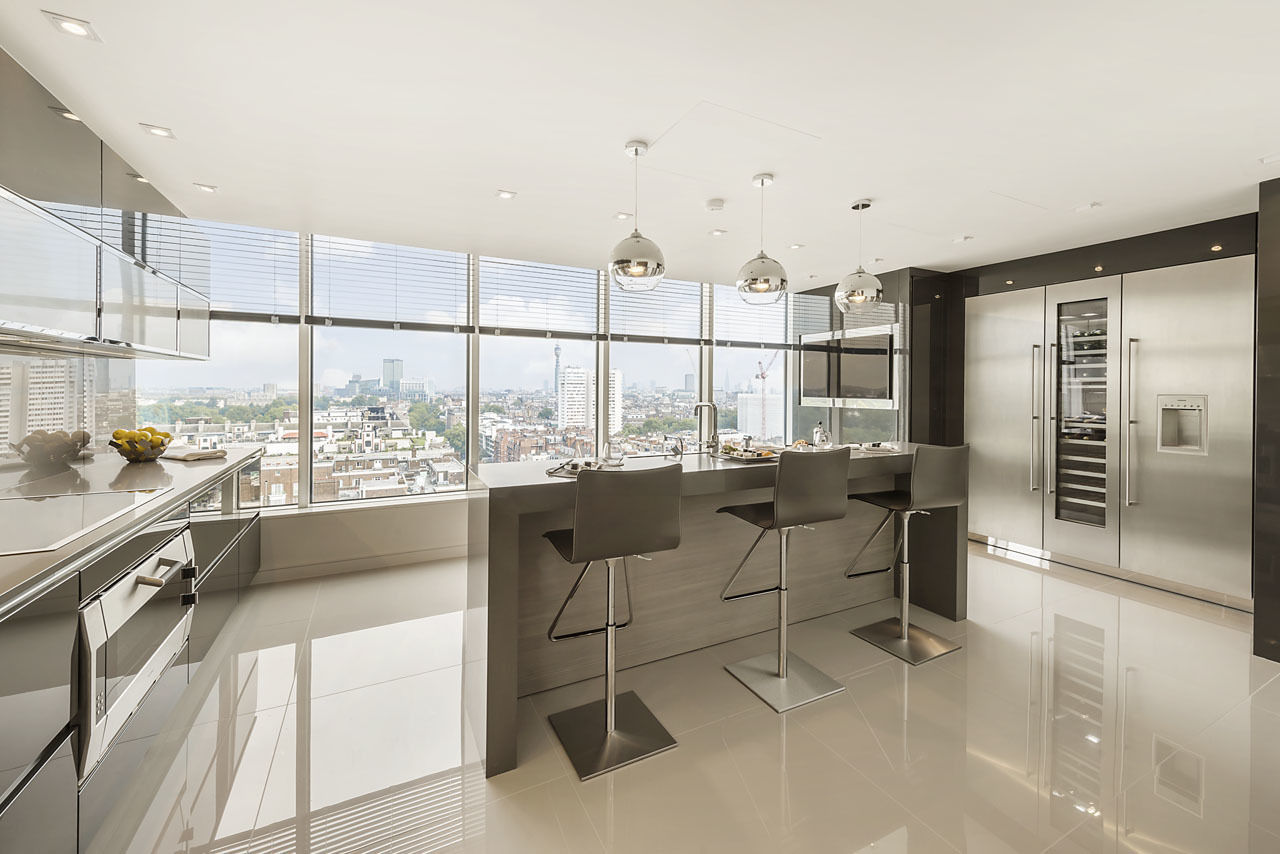 Designer polished wood kitchen with stunning elevated views of London homify 現代廚房設計點子、靈感&圖片