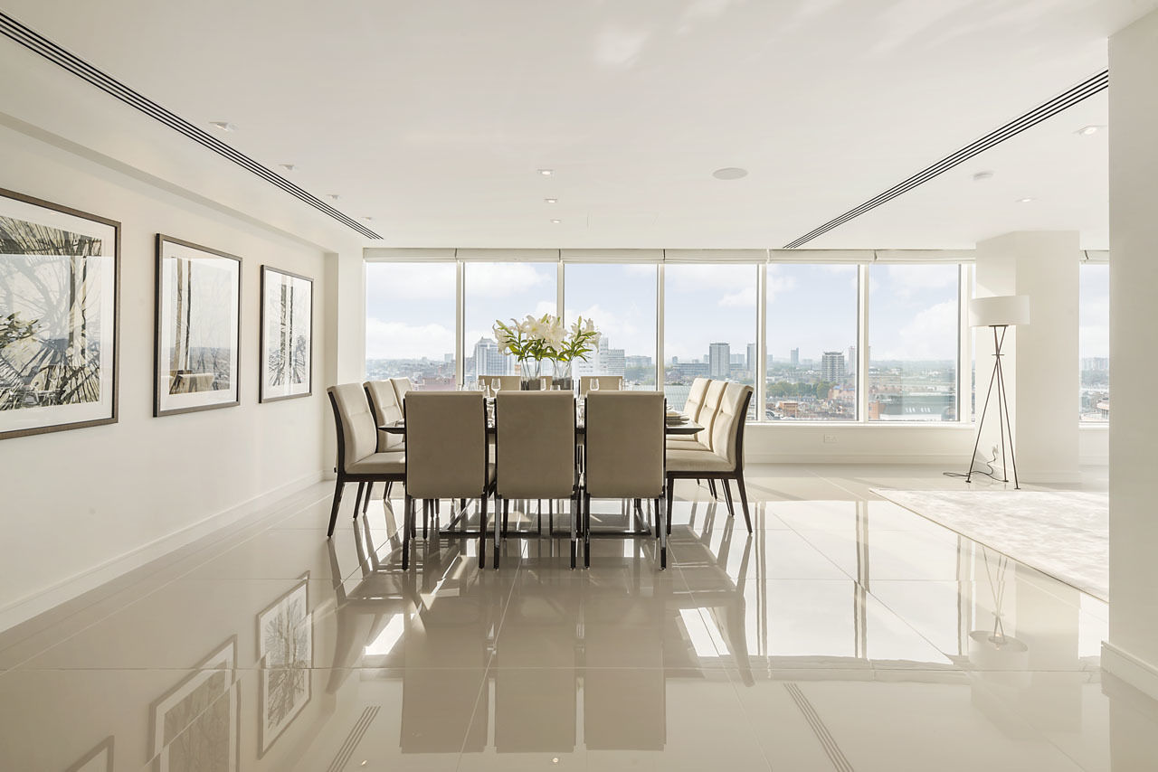 Large penthouse dining room with spectacular view over central London homify Salas de jantar modernas