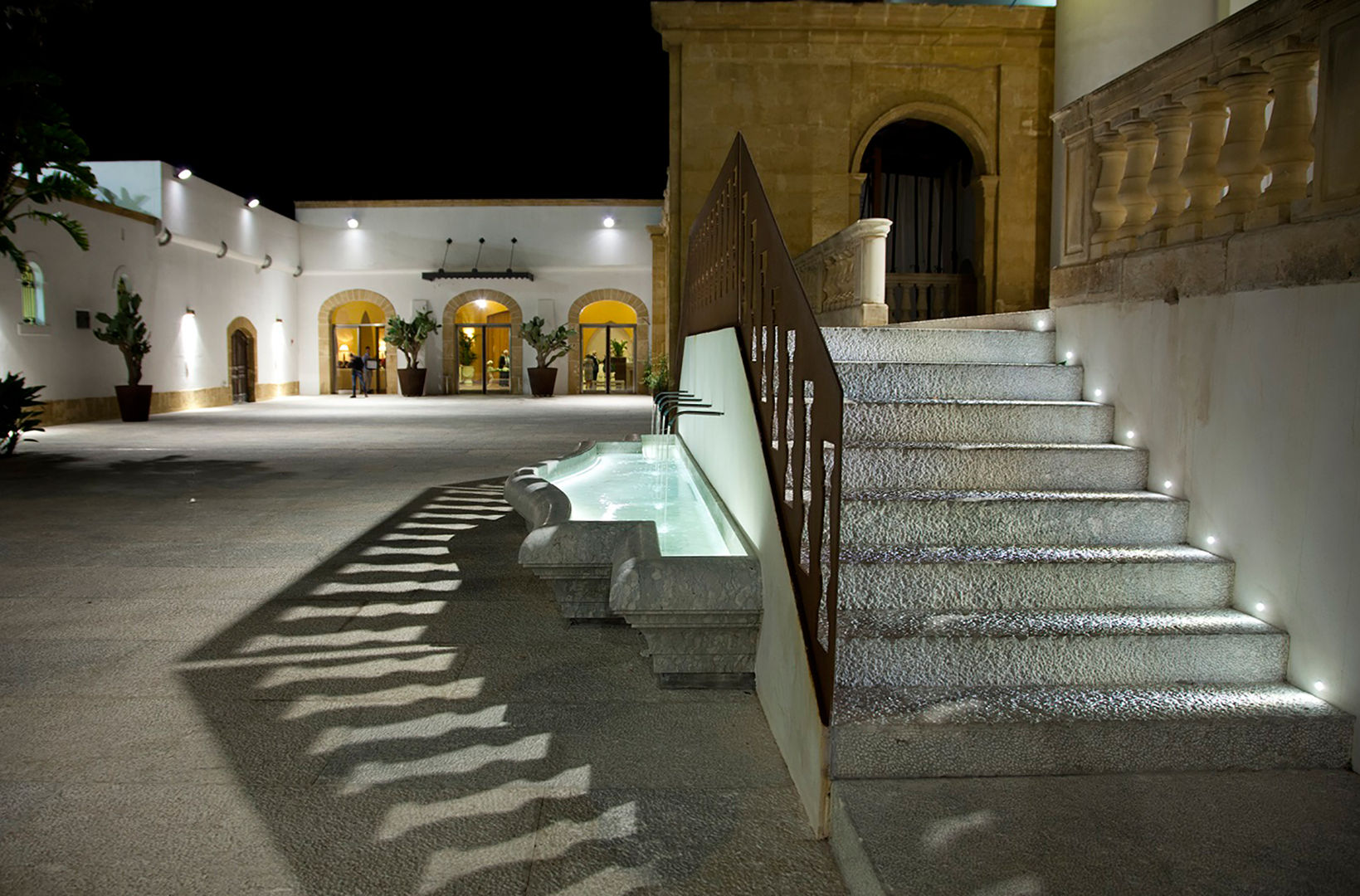 wall fountain in blue perlage marble CusenzaMarmi Jardines mediterráneos Accesorios y decoración