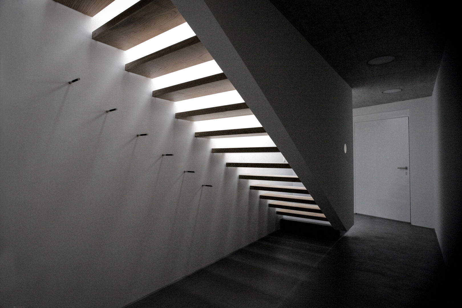Einfamilienhaus Fehraltorf, Schweiz, mpp architekten ag mpp architekten ag Modern corridor, hallway & stairs