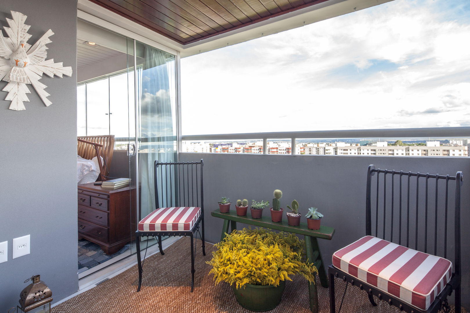 homify Rustic style balcony, veranda & terrace