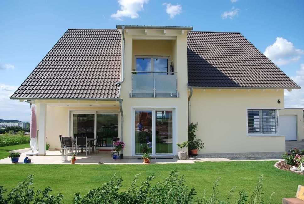 neues Einfamilienhaus für Ehepaar nach Auszug der Kinder: Stichwort komfortabel und grosszügig, WUNSCHhaus - die innovative Wohnbau GmbH WUNSCHhaus - die innovative Wohnbau GmbH Klasik Balkon, Veranda & Teras