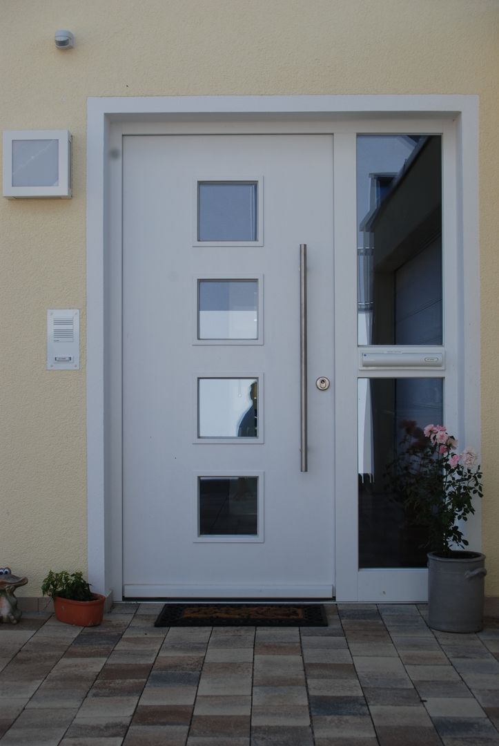 heller Eingang und geradlinige Form der Haustür WUNSCHhaus - die innovative Wohnbau GmbH Klassische Fenster & Türen