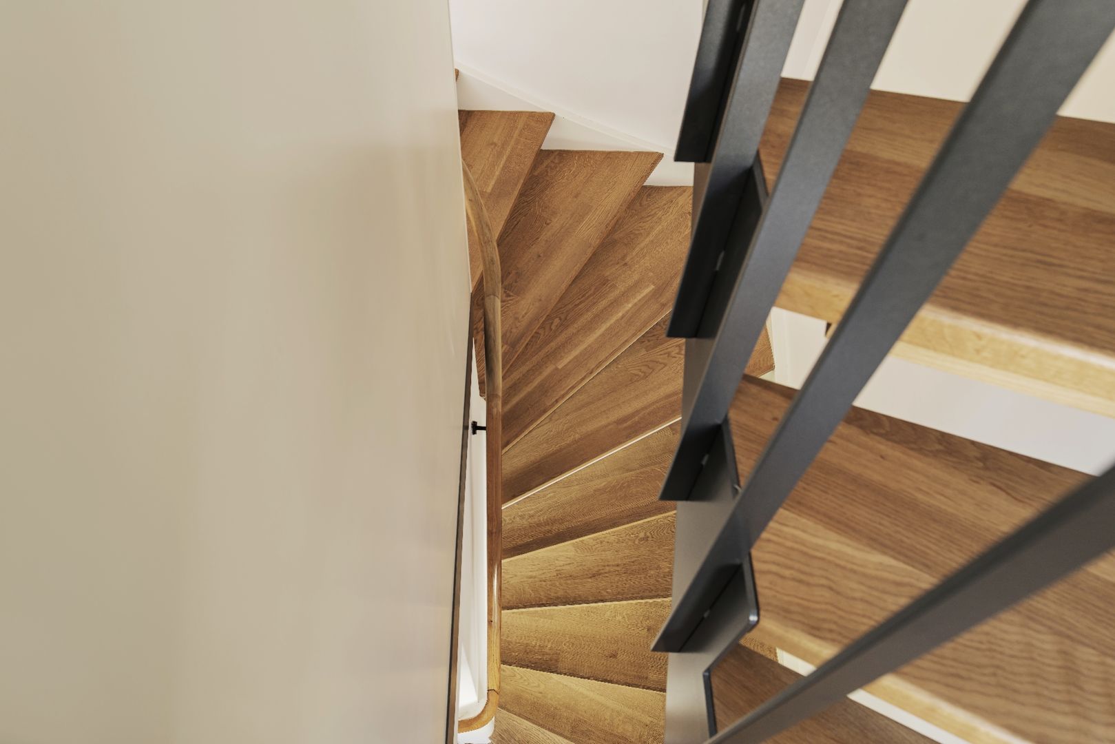 Neue Treppe über der bestehenden und sanierten Treppe Beat Nievergelt GmbH Architekt Klassischer Flur, Diele & Treppenhaus