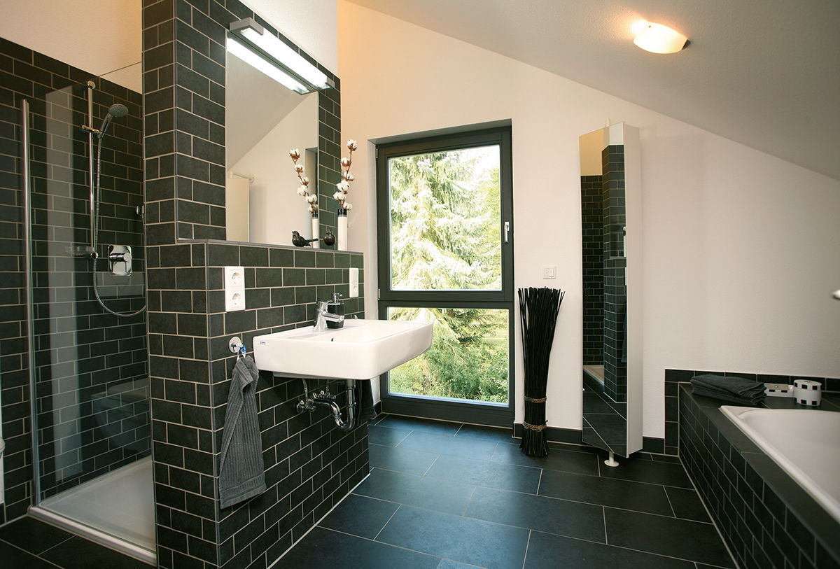 homify Modern bathroom