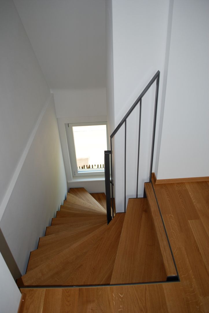 Treppe zum Dachgeschoss Beat Nievergelt GmbH Architekt Klassischer Flur, Diele & Treppenhaus