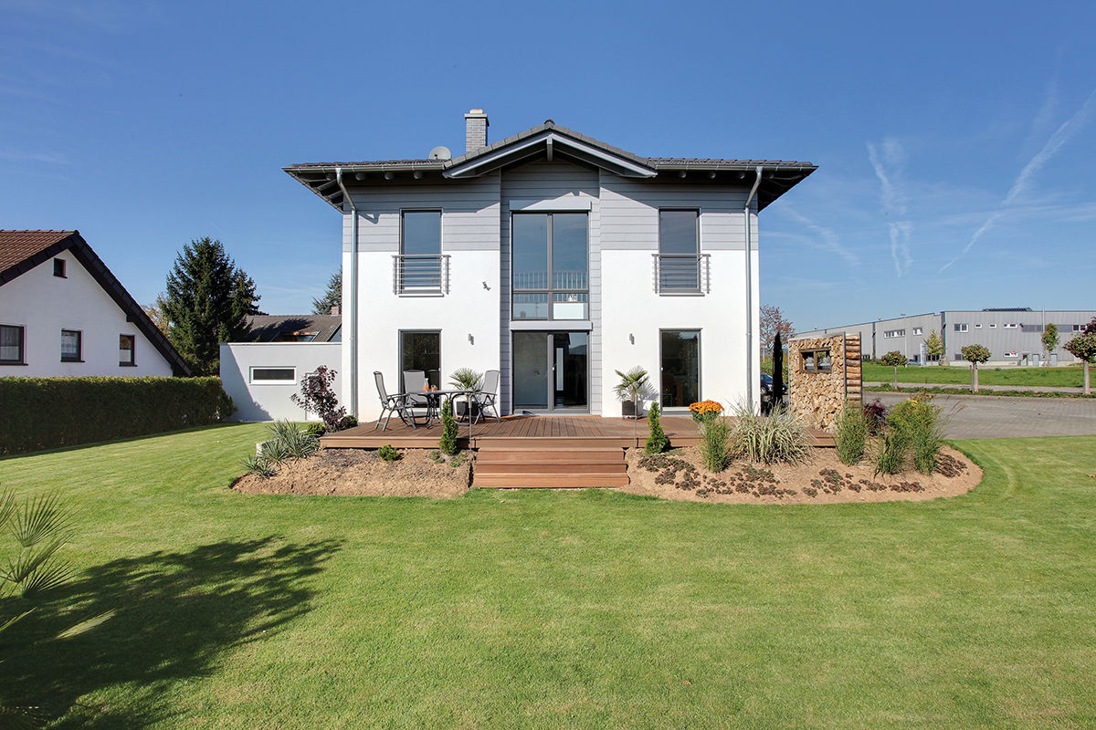 BRAVUR 400 - Die Stadtvilla mit Zeltdach homify Einfamilienhaus Stadtvilla,Fertighaus,Zeltdach,Dach,Terrasse,fertighausbau,holzbauweise,fertighäuser