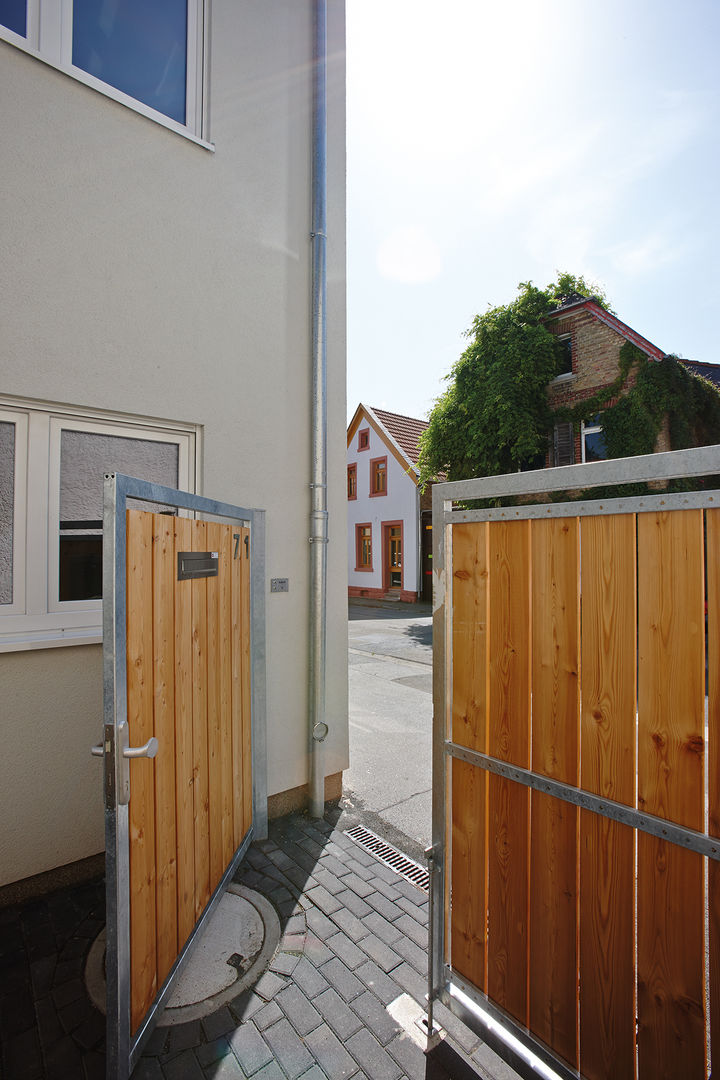 homify Wooden doors