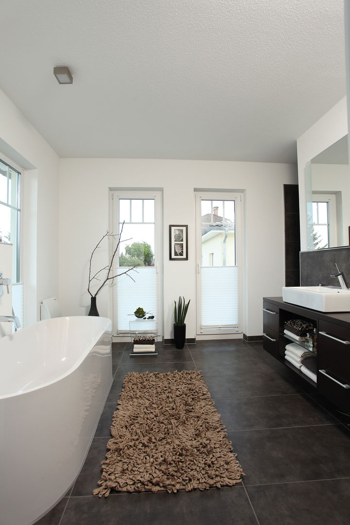 homify Modern bathroom