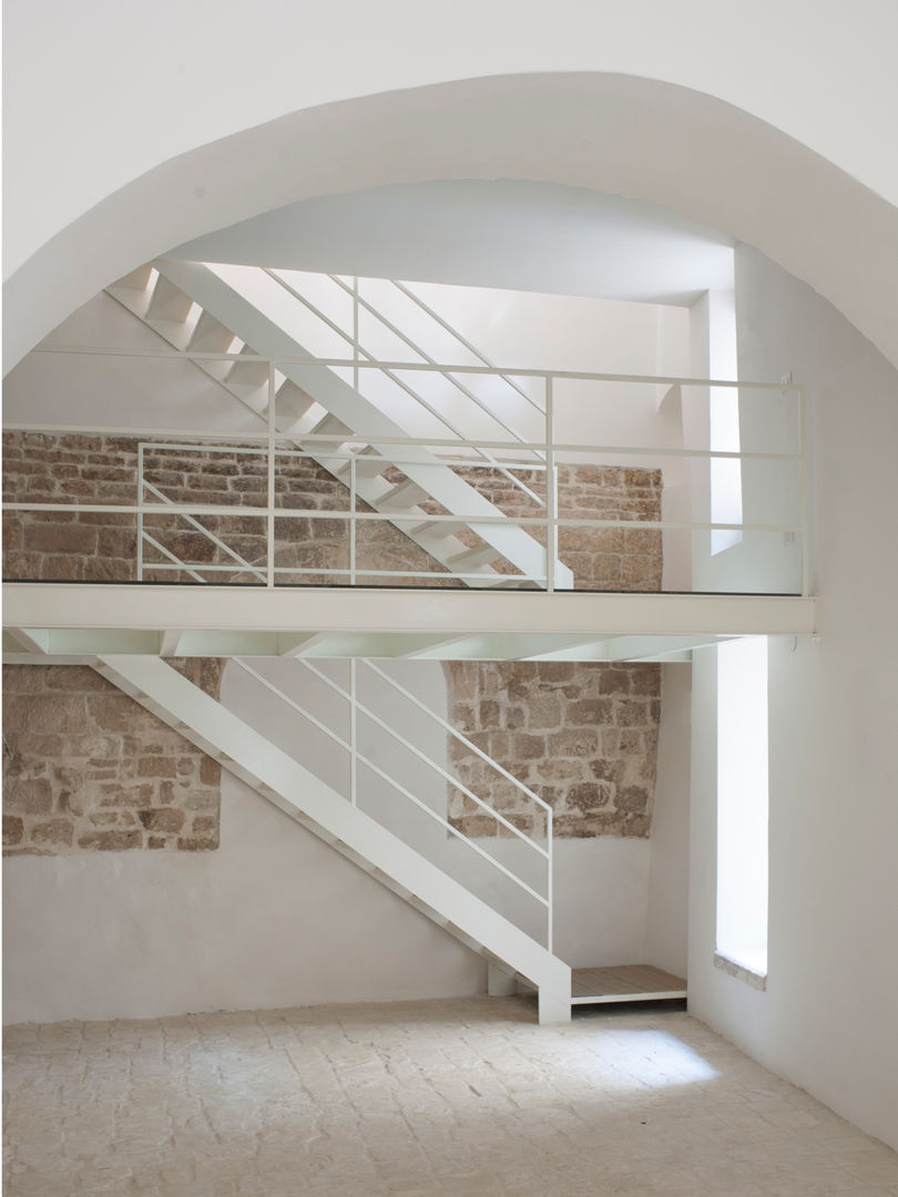 CASA TORRE, 3C+M architettura 3C+M architettura Minimalist corridor, hallway & stairs
