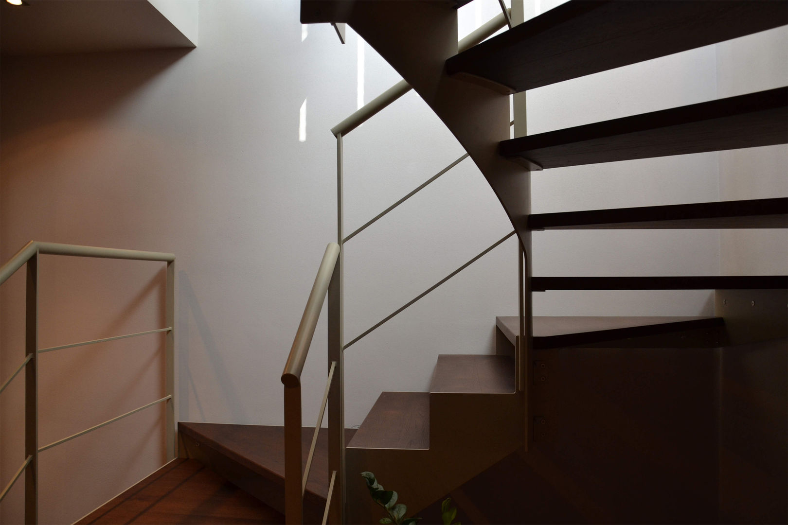 Scala di collegamento Studio Architettura Tre A Ingresso, Corridoio & Scale in stile moderno