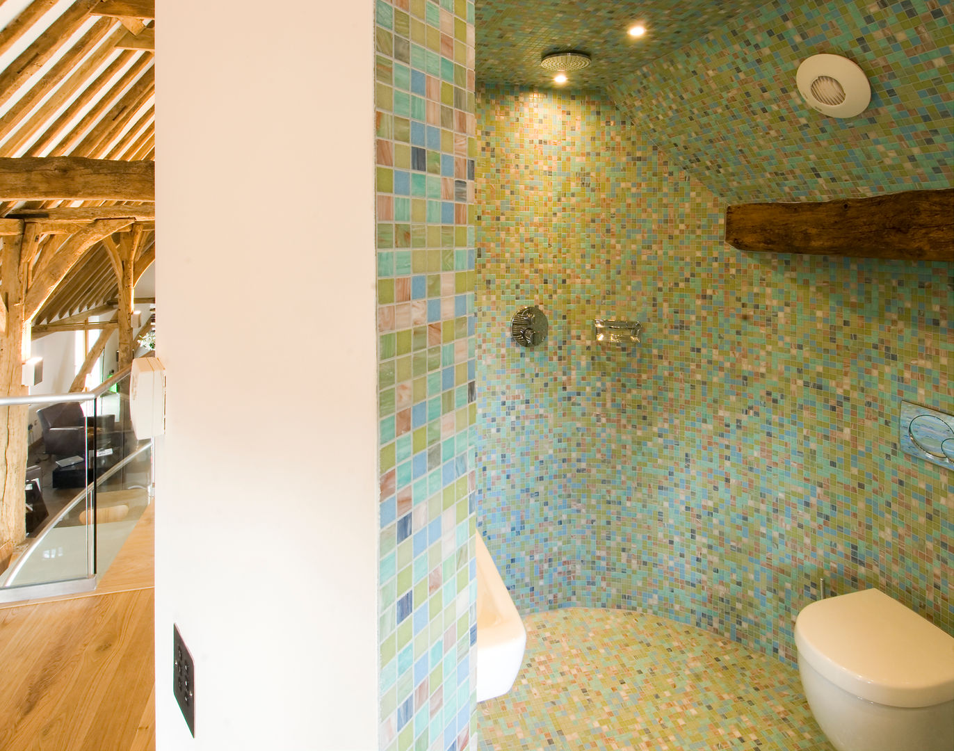 Denne Manor Barn: a 17th Century Grade II listed barn restored, interior transformed into an art, Lee Evans Partnership Lee Evans Partnership Modern style bathrooms