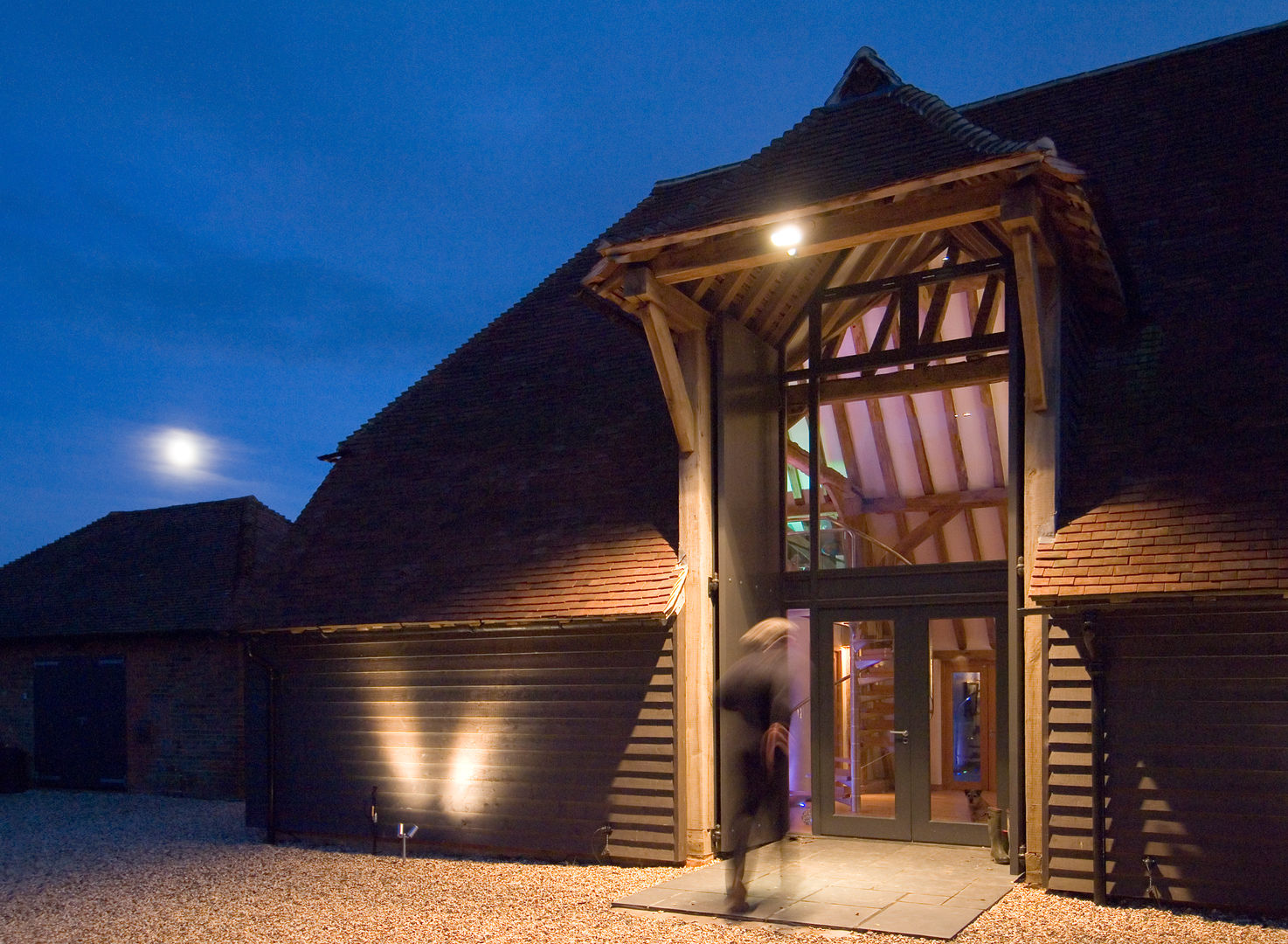 Denne Manor Barn: a 17th Century Grade II listed barn restored, interior transformed into an art, Lee Evans Partnership Lee Evans Partnership Klasik Evler