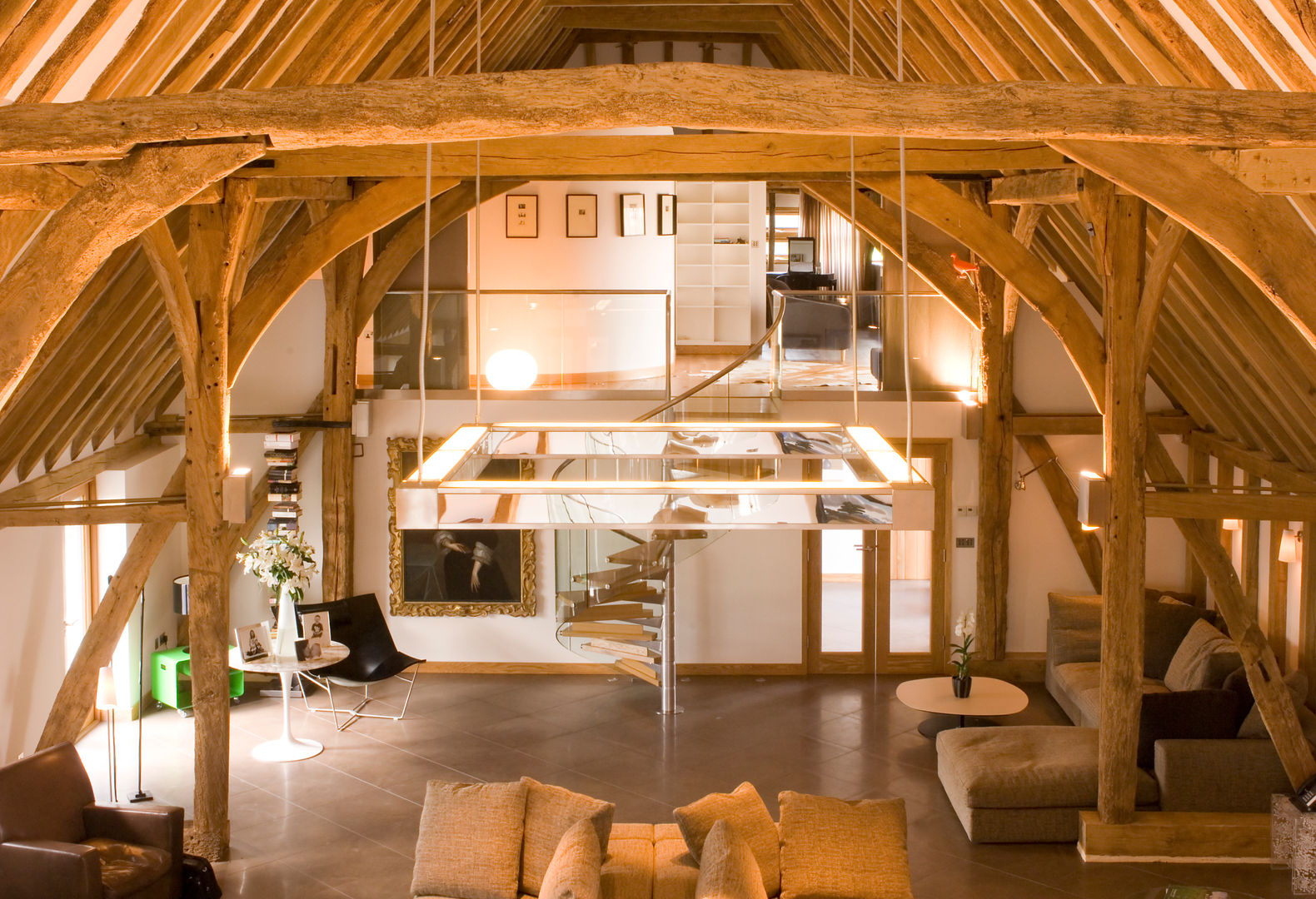 Denne Manor Barn: a 17th Century Grade II listed barn restored, interior transformed into an art, Lee Evans Partnership Lee Evans Partnership Pasillos, vestíbulos y escaleras modernos