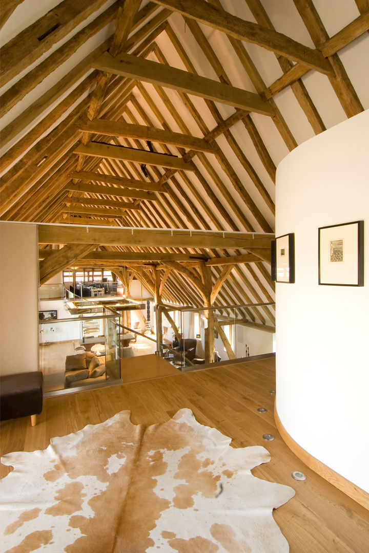 Denne Manor Barn: a 17th Century Grade II listed barn restored, interior transformed into an art, Lee Evans Partnership Lee Evans Partnership Modern Corridor, Hallway and Staircase