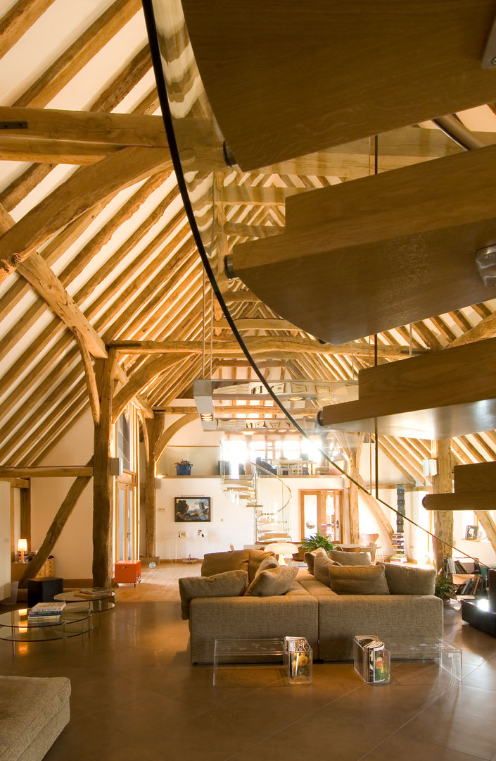 Denne Manor Barn: a 17th Century Grade II listed barn restored, interior transformed into an art, Lee Evans Partnership Lee Evans Partnership Pasillos, vestíbulos y escaleras de estilo moderno