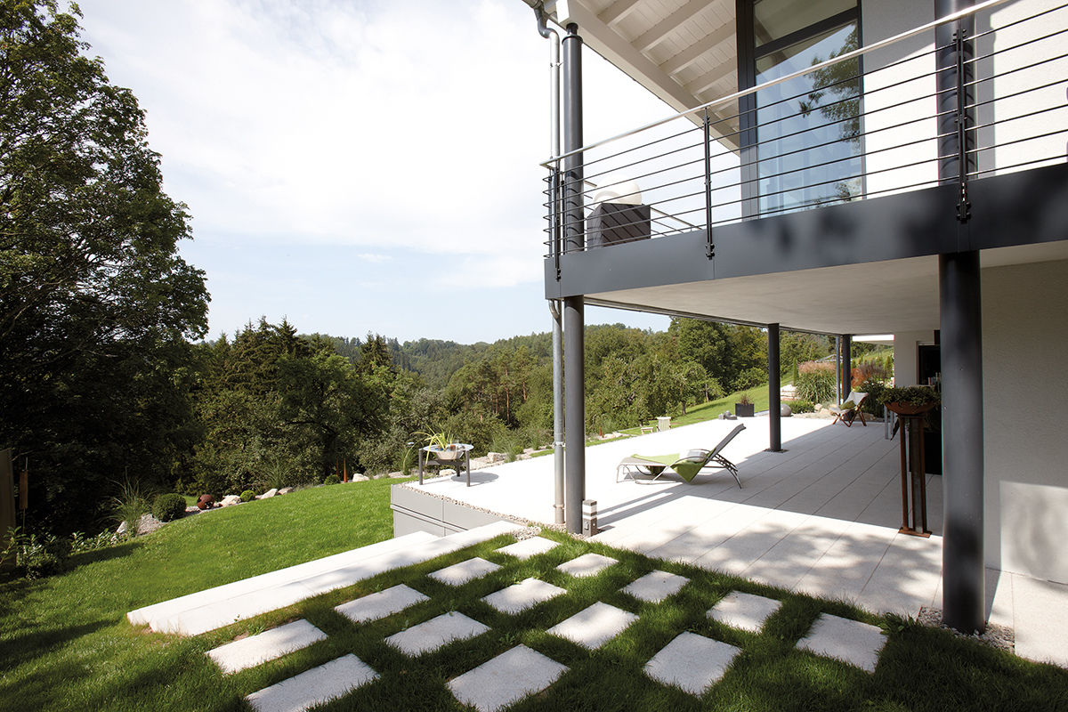 Frei geplantes Kundenhaus - Detailaufnahme Gartengestaltung homify Moderner Balkon, Veranda & Terrasse Einfamilienhaus,Fertighaus,Garten,fertighausbau,holzbauweise,fertighäuser