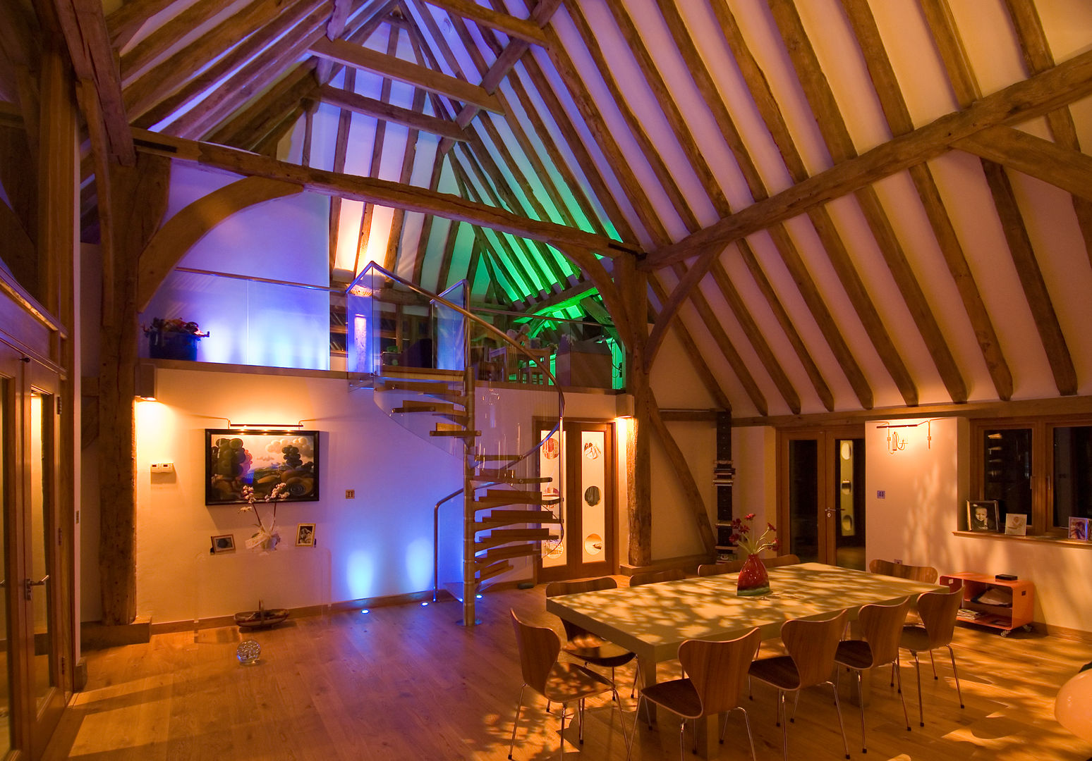 Denne Manor Barn: a 17th Century Grade II listed barn restored, interior transformed into an art, Lee Evans Partnership Lee Evans Partnership Modern dining room