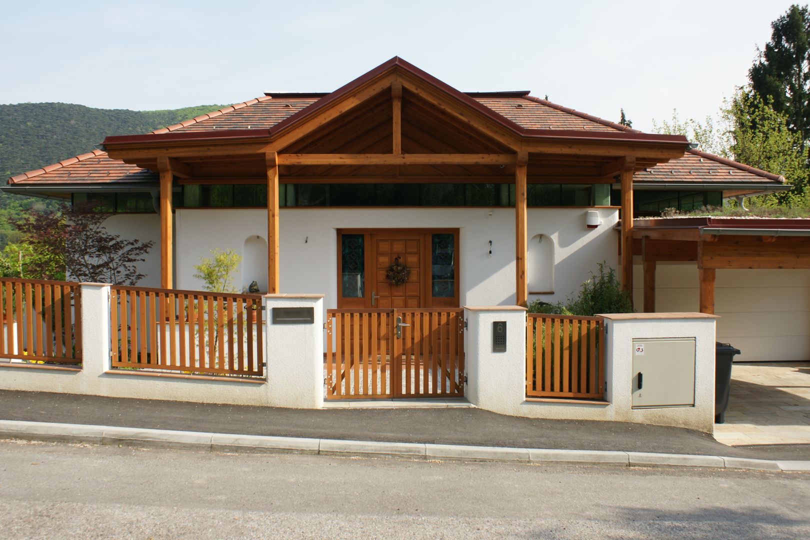 Haus Hinterbrühl, Architektur und Geomantie Architektur und Geomantie Puertas y ventanas de estilo rural