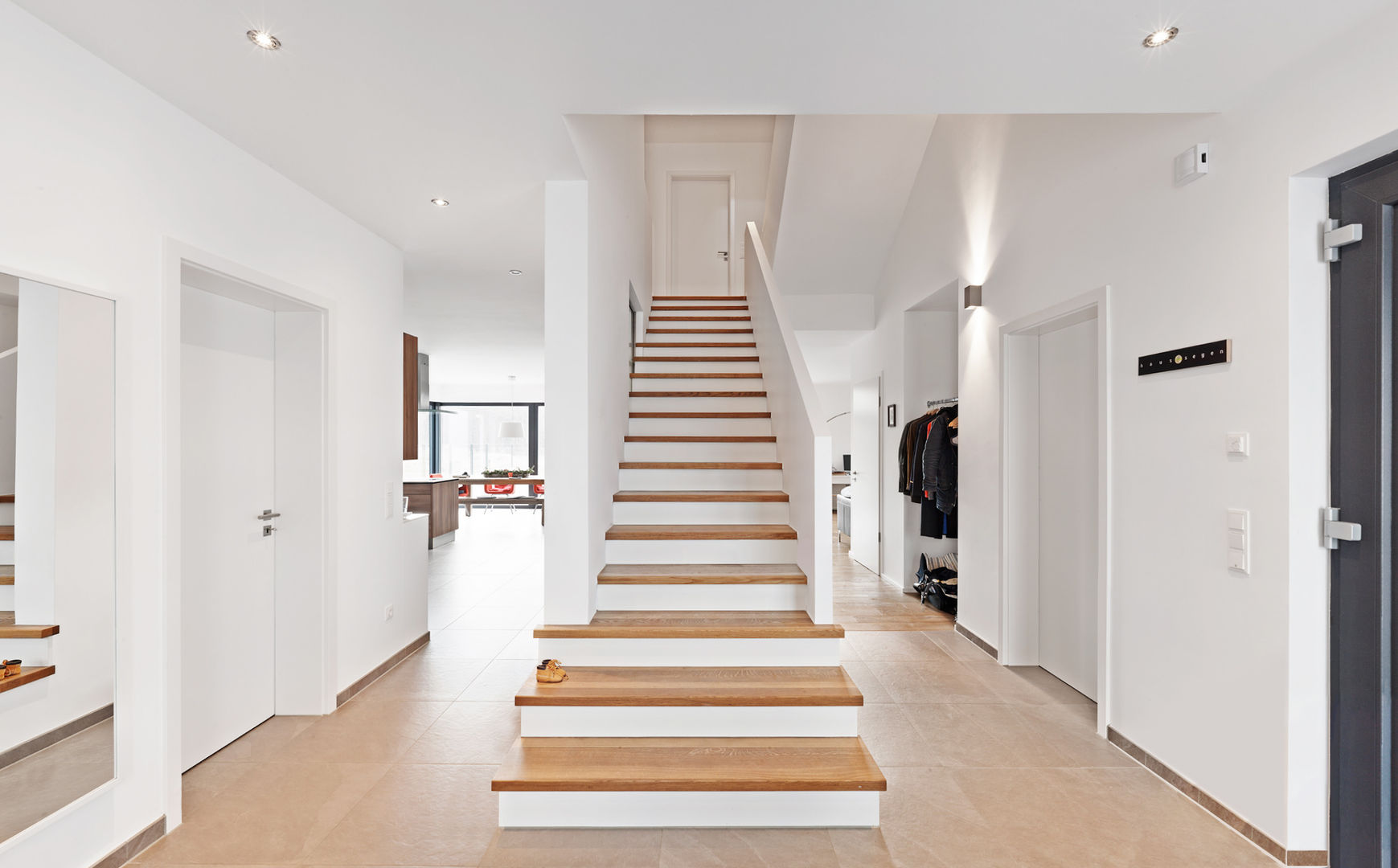 ... und weiß dominiert doch .... - Einfamilienhaus Straelen, Architektur I Stadtplanung Verhoeven Architektur I Stadtplanung Verhoeven Classic style corridor, hallway and stairs