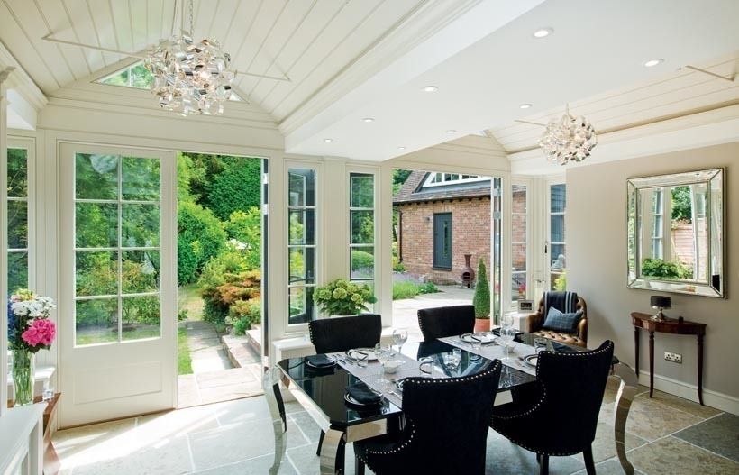 Inside the Buckinghamshire garden room Westbury Garden Rooms Jardins de inverno clássicos