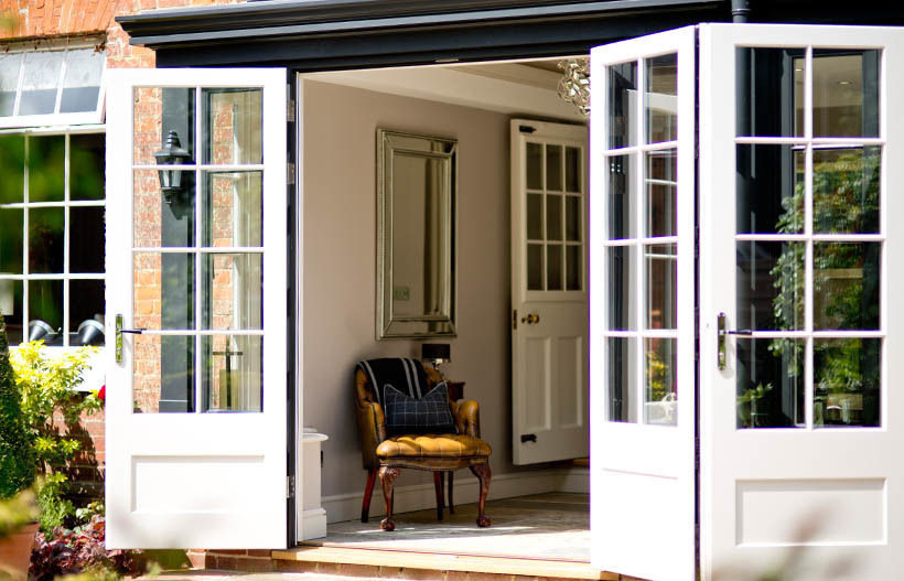 French doors Westbury Garden Rooms Giardino d'inverno in stile classico