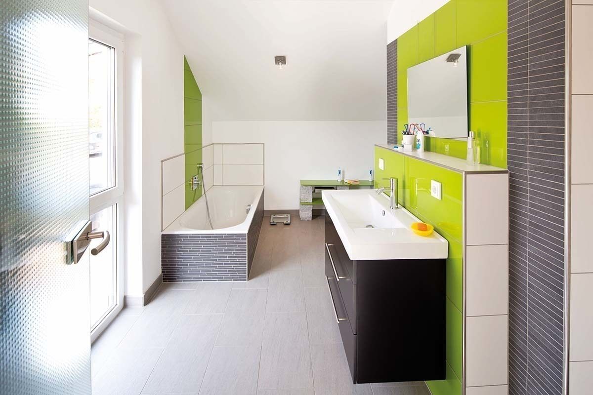 Frei geplantes Kundenhaus - Badezimmer homify Moderne Badezimmer Einfamilienhaus,Fertighaus,Badezimmer,Wandfarbe,Badewanne,Badezimmermöbel,fertighausbau,fertighäuser,holzbauweise