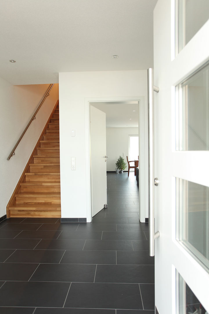 homify Moderne gangen, hallen & trappenhuizen