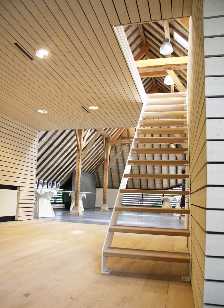 Flemish Barn Bolberg, Arend Groenewegen Architect BNA Arend Groenewegen Architect BNA Modern Corridor, Hallway and Staircase