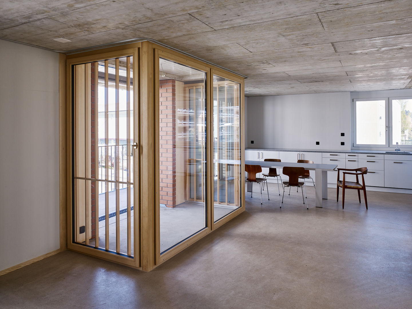 Wohnung Obergeschoss: Eingezogener Balkon Käferstein & Meister Dipl. Architekten ETH BSA SIA Moderner Balkon, Veranda & Terrasse