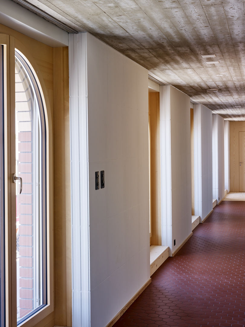 BAUMEISTERHAUS IN ZÜRICH OERLIKON (2010 - 2015), Käferstein & Meister Dipl. Architekten ETH BSA SIA Käferstein & Meister Dipl. Architekten ETH BSA SIA Modern Corridor, Hallway and Staircase