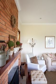 Campos do Jordão, Liliana Zenaro Interiores Liliana Zenaro Interiores Rustic style living room Fireplaces & accessories