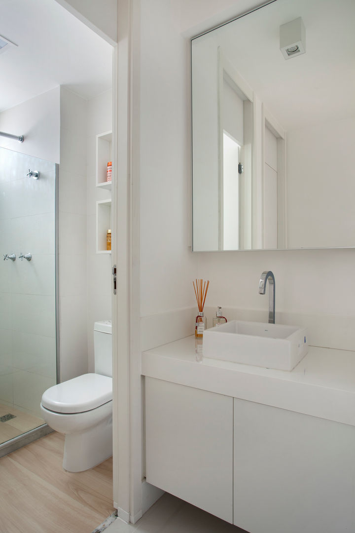 Apartamento pequeno, Carolina Mendonça Projetos de Arquitetura e Interiores LTDA Carolina Mendonça Projetos de Arquitetura e Interiores LTDA Modern Bathroom