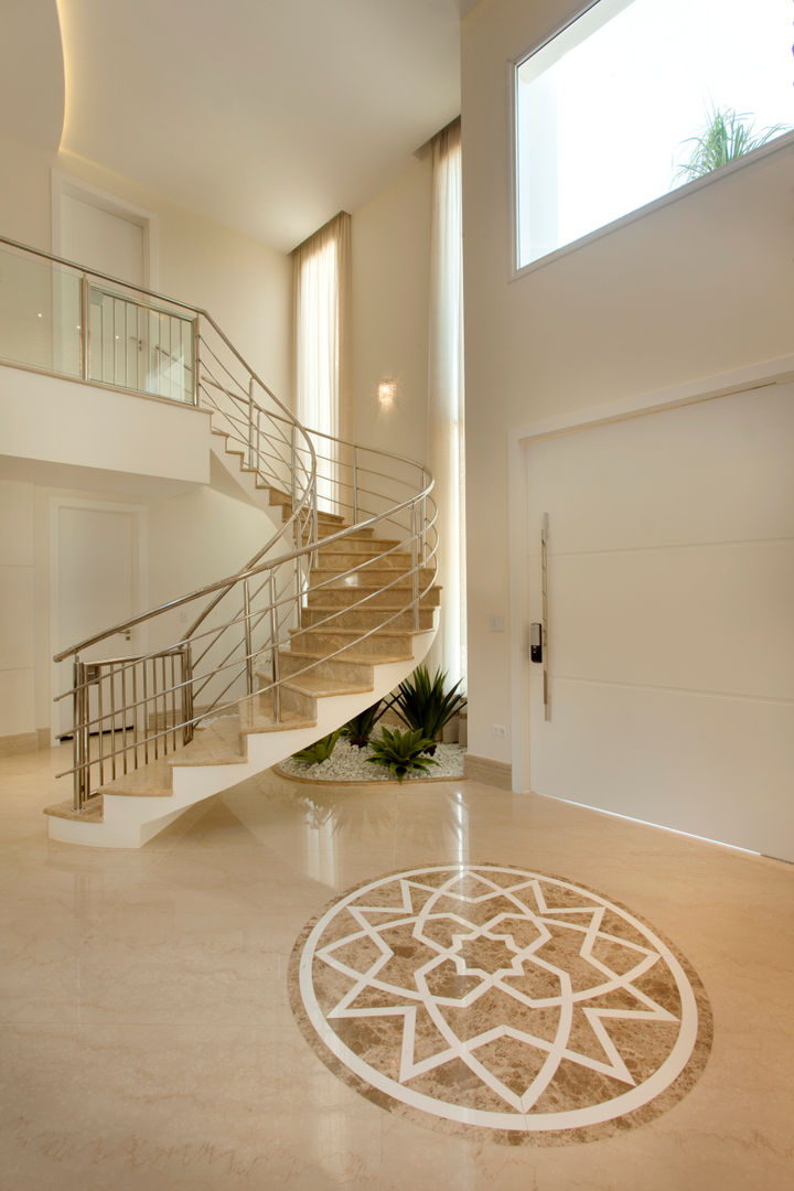 Casa Itu, Designer de Interiores e Paisagista Iara Kílaris Designer de Interiores e Paisagista Iara Kílaris Modern corridor, hallway & stairs