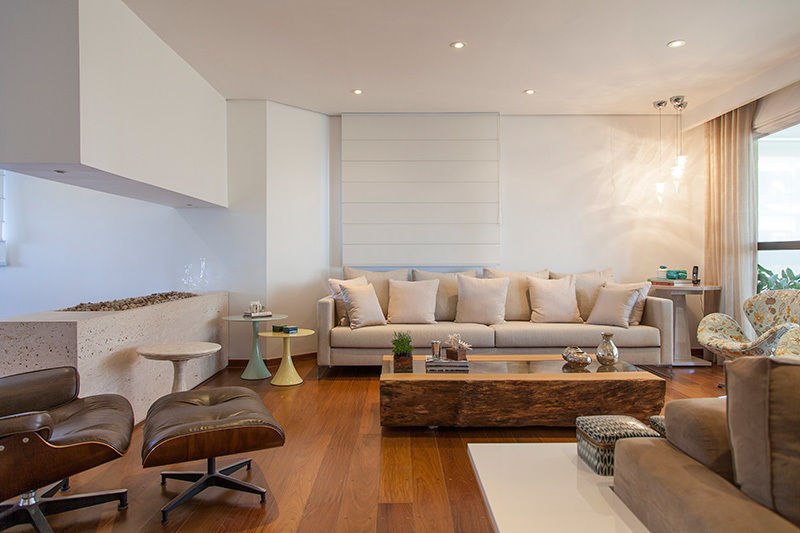 Madeira em pauta para um casal que adora receber, Helô Marques Associados Helô Marques Associados Classic style living room