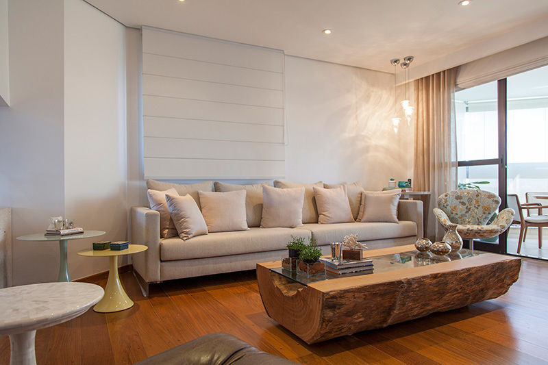 Madeira em pauta para um casal que adora receber, Helô Marques Associados Helô Marques Associados Eclectic style living room