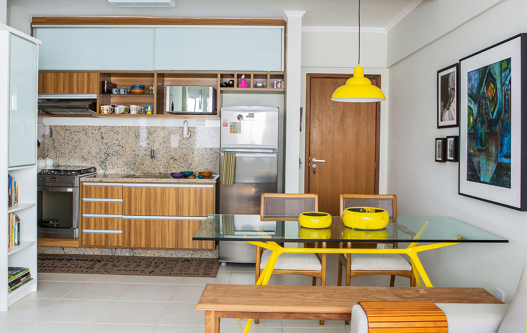 Cozinha integrada a sala jantar e estar Milla Holtz & Bruno Sgrillo Arquitetura Salas de jantar modernas Mobiliário,Propriedade,Armários,Construção,Bancada,Madeira,Cadeira,Design de interiores,Amarelo,Pisos