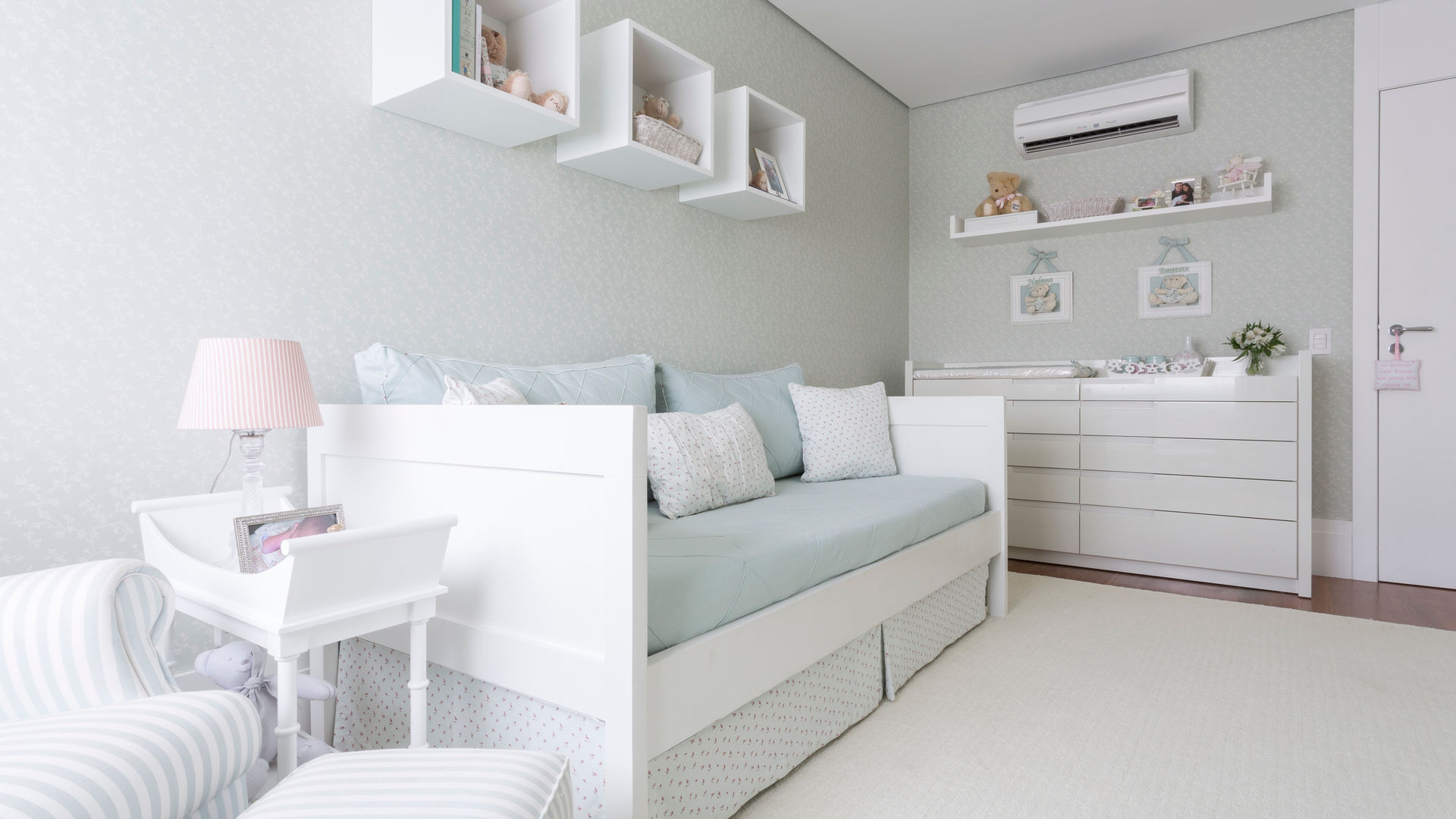 quarto de bebe, BMG Arquitetura BMG Arquitetura Classic style nursery/kids room