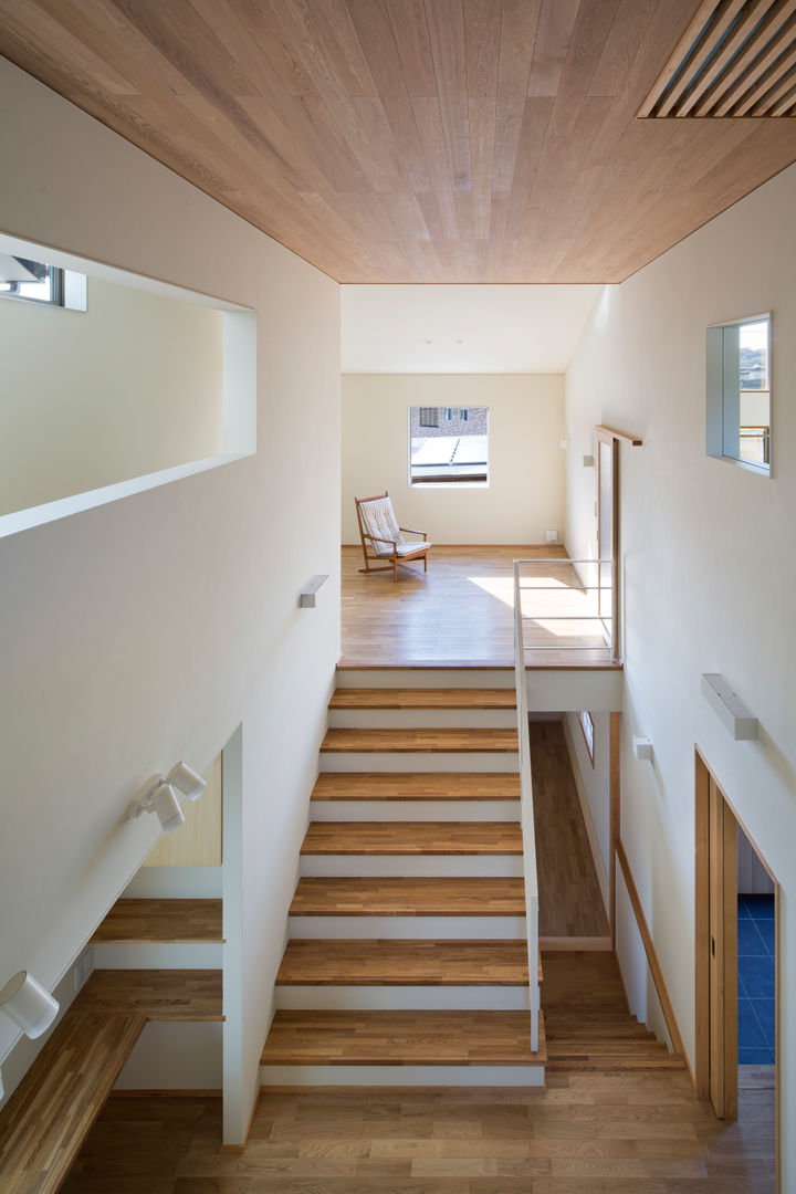 家族をつなぐスキップフロアの家－吹抜け空間－ 小田達郎建築設計室 モダンスタイルの 玄関&廊下&階段