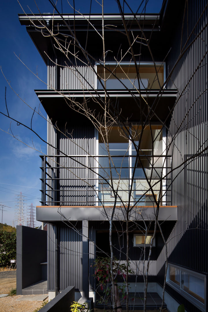 家族をつなぐスキップフロアの家－外観２－ 小田達郎建築設計室 モダンな庭