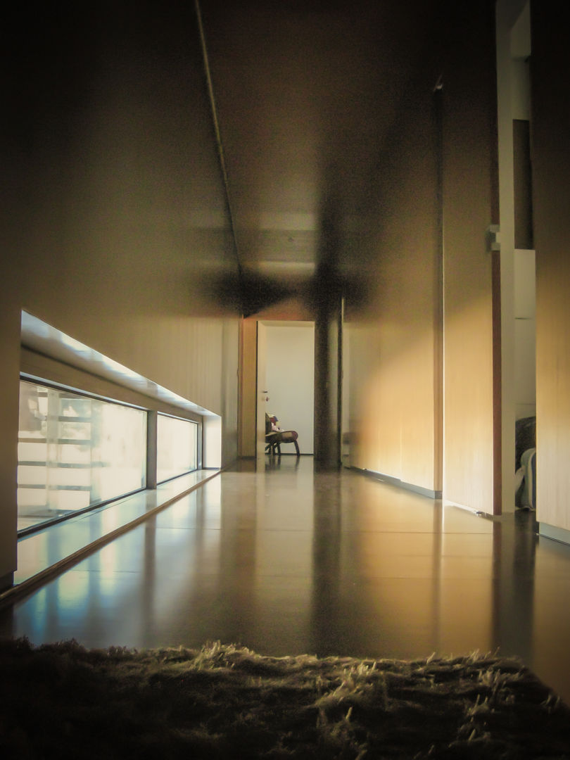 16 Fotos de uma Habitação T4 em Trancoso, ARKIVO ARKIVO Modern corridor, hallway & stairs