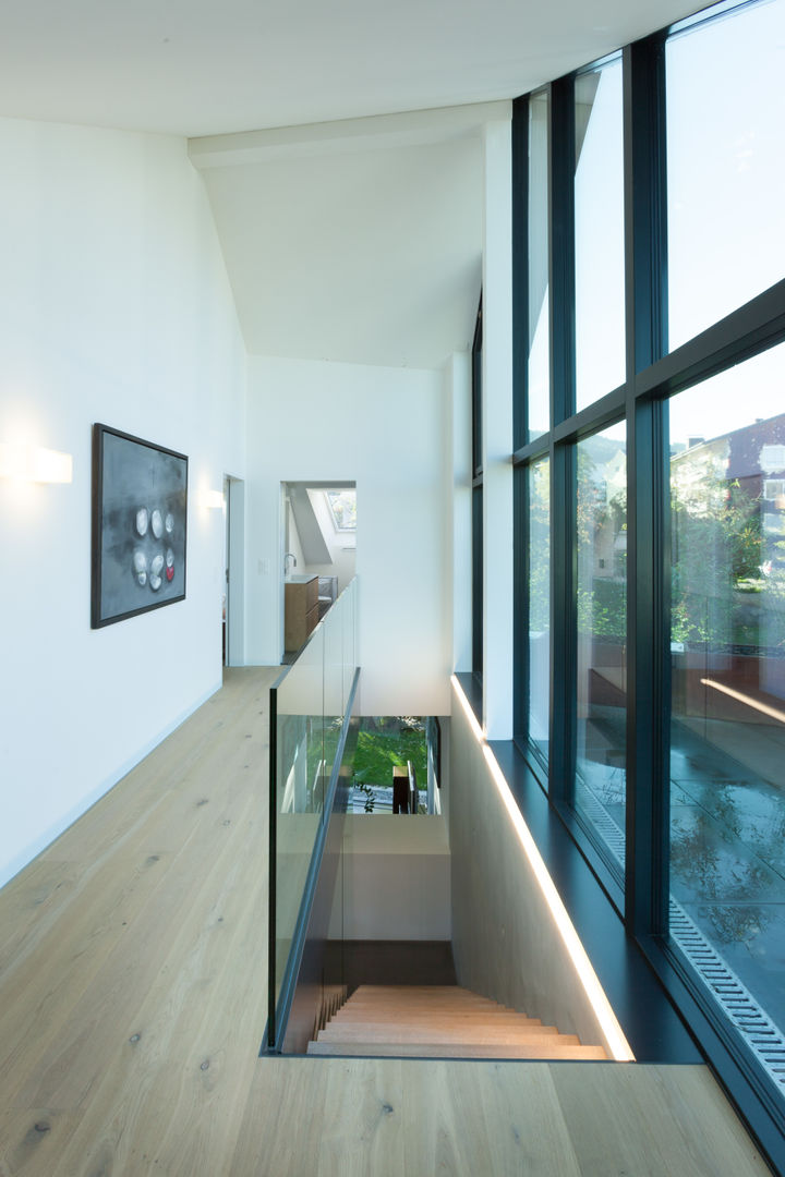 Neubau Einfamilienhais mit Atlier am Hofnerbach, von Mann Architektur GmbH von Mann Architektur GmbH Modern corridor, hallway & stairs