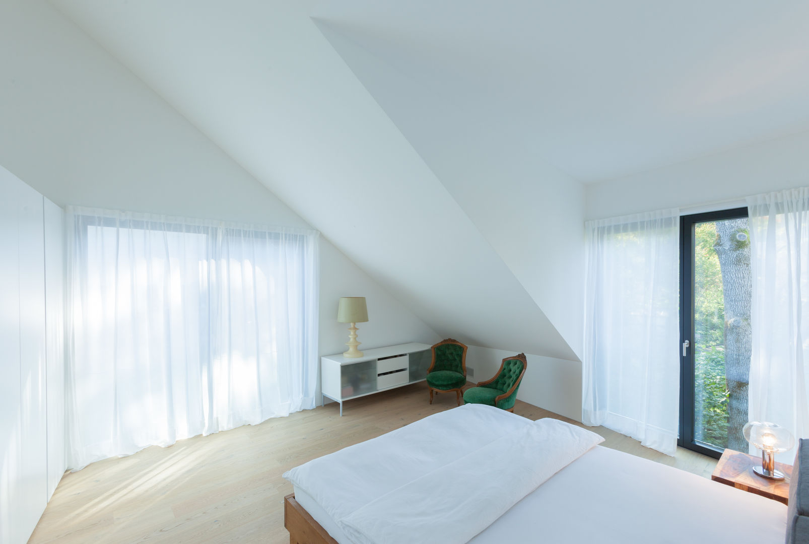 Neubau Einfamilienhais mit Atlier am Hofnerbach, von Mann Architektur GmbH von Mann Architektur GmbH Modern style bedroom